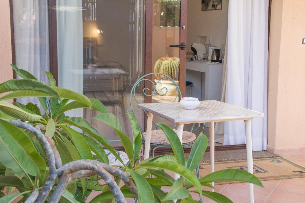 Příslušenství pro přípravu čaje a kávy v ubytování B&B Jolie Suite