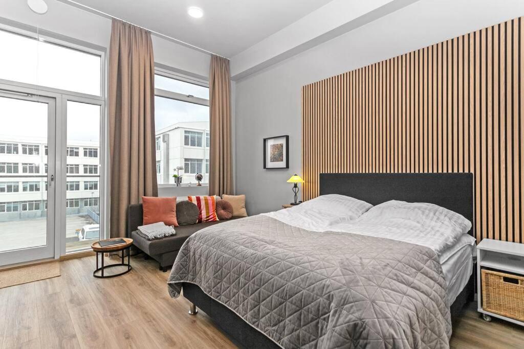 Postel nebo postele na pokoji v ubytování Charming Studio Apartment