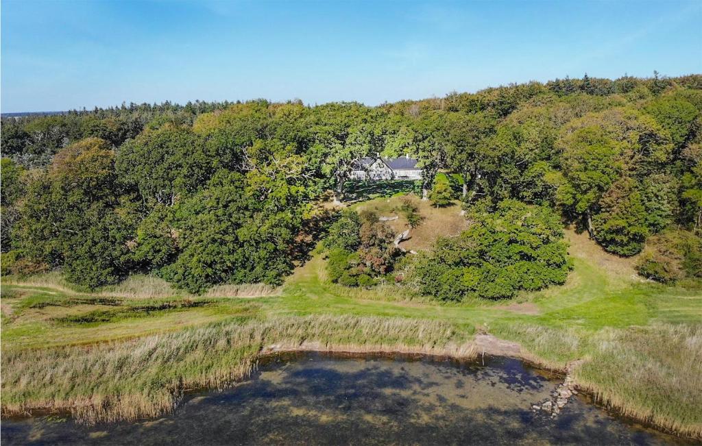 uma vista aérea de uma casa numa colina ao lado de um lago em 4 Bedroom Lovely Home In Nstved em Næstved