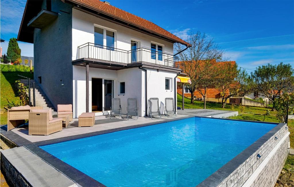 uma villa com piscina em frente a uma casa em Lovely Home In Stubicke Toplice With Wi-fi em Stubicke Toplice