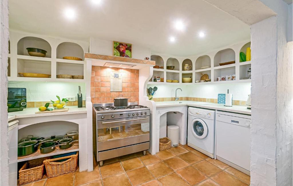a kitchen with a stove and a dishwasher at Awesome Home In Fontarches With 2 Bedrooms, Wifi And Outdoor Swimming Pool in Fontarèches