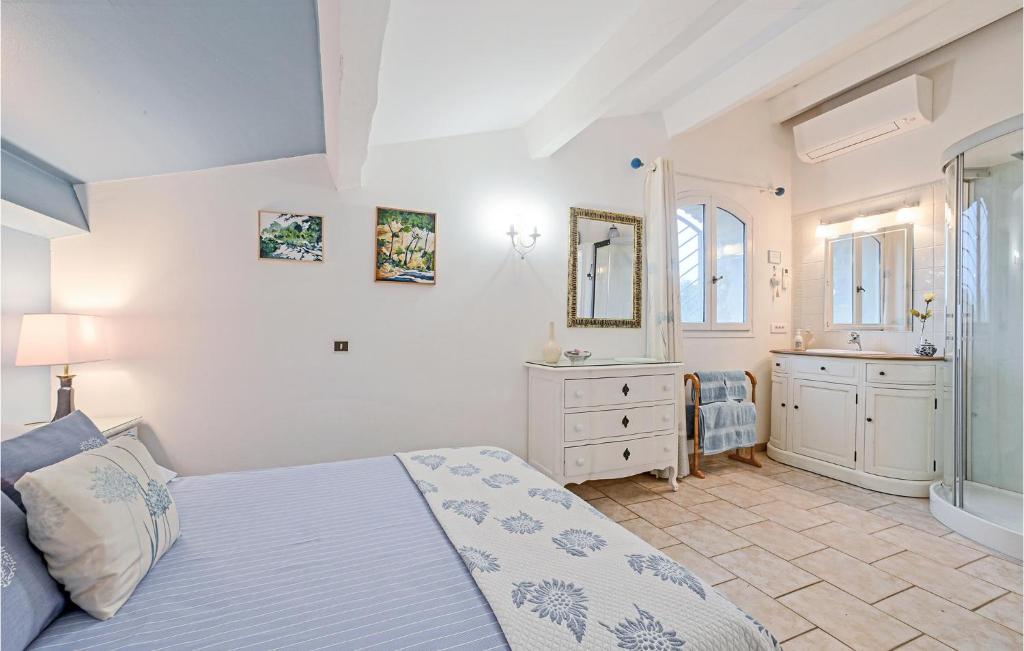 a bedroom with a bed and a bathroom with a sink at Awesome Home In Fontarches With 2 Bedrooms, Wifi And Outdoor Swimming Pool in Fontarèches