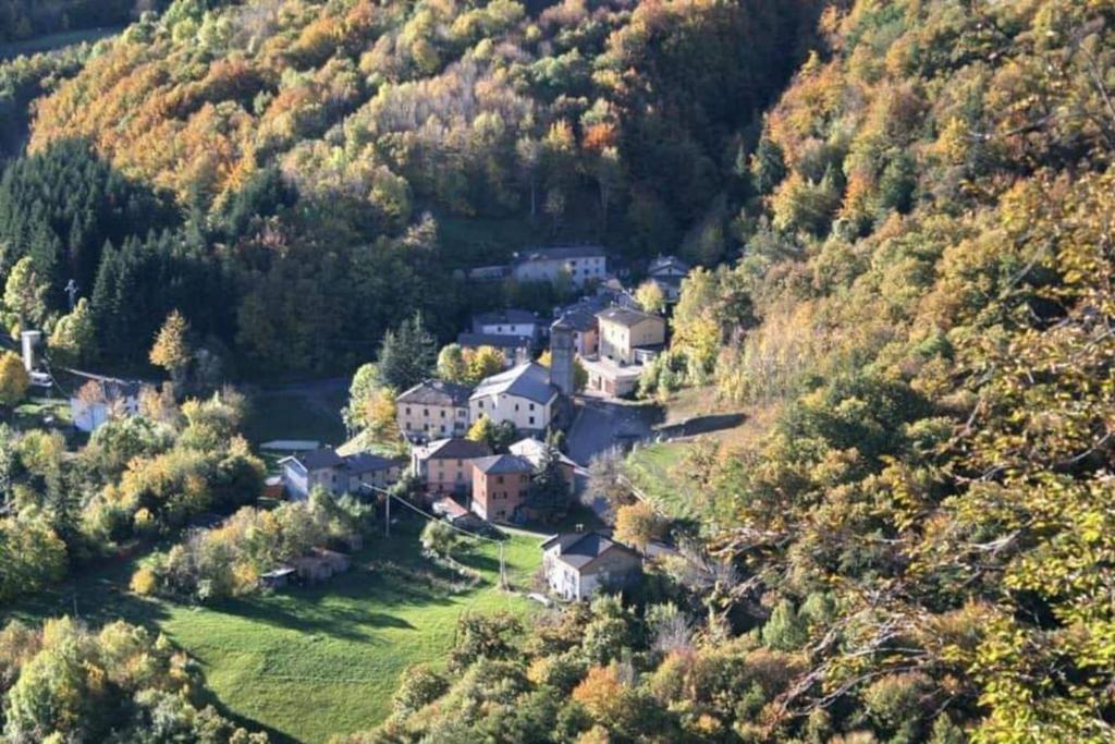 una vista aérea de una casa en una colina en La Casa della Piazzetta en Fanano