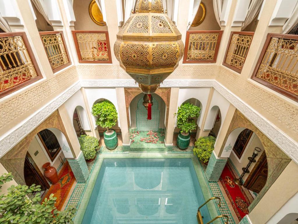 - une vue sur la piscine située dans un bâtiment dans l'établissement Riad Hikaya, à Marrakech