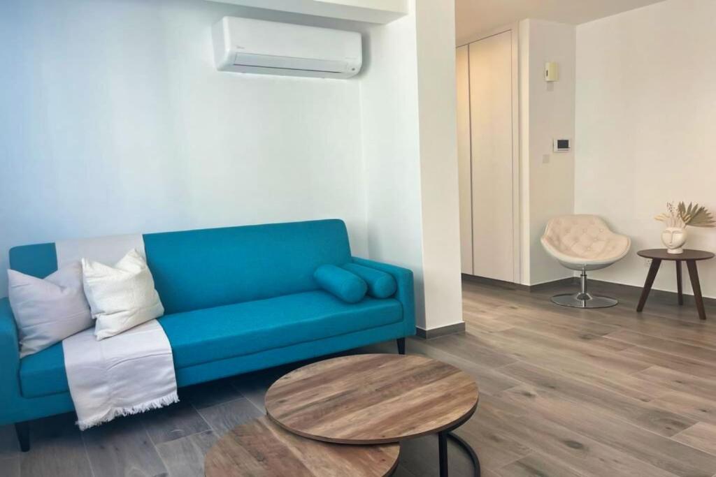 Posezení v ubytování Phaedrus Living Coral Suites Ambiance
