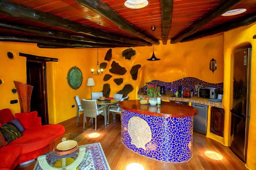 ein Wohnzimmer mit einem roten Sofa und einem Tisch in der Unterkunft Casa La Concha in La Asomada