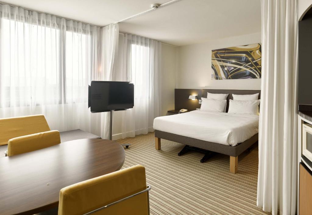 Μια τηλεόραση ή/και κέντρο ψυχαγωγίας στο B&B HOTEL Vélizy Est