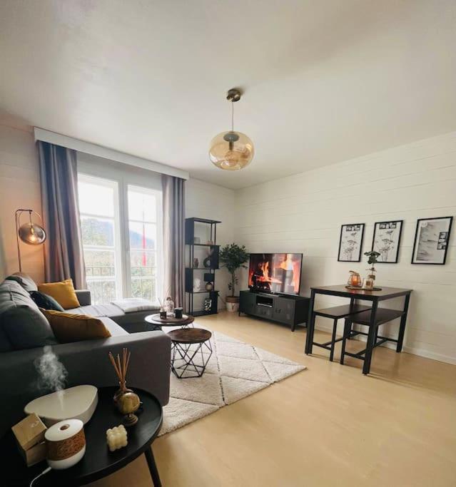 un salon avec un canapé et une table dans l'établissement Paisible F2 Ensoleillé Vue Lac, à Gérardmer