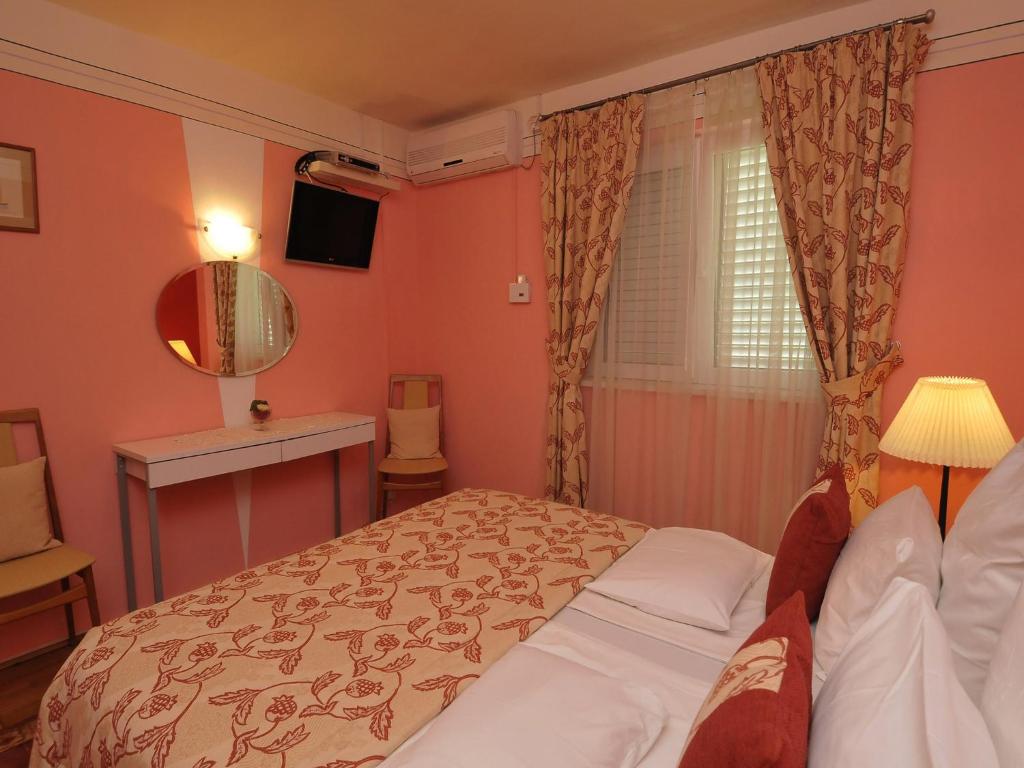 Postel nebo postele na pokoji v ubytování Hotel Haus Am Meer Cavtat