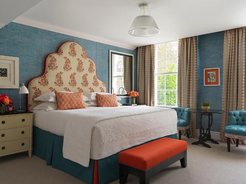 ロンドンにあるドーセット スクエア ホテル ファームデール ホテルズの青い壁のベッドルーム1室(大型ベッド1台付)