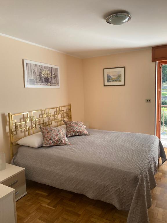 um quarto com uma cama com duas almofadas em Ca del Nore em Fontainemore