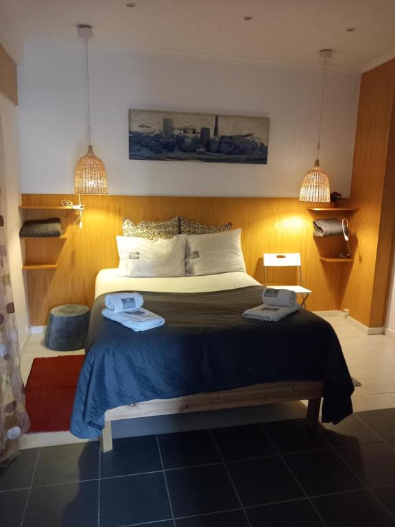 リスボンにあるCharm Discovery Principe 7のベッドルーム1室(大型ベッド1台、タオル2枚付)