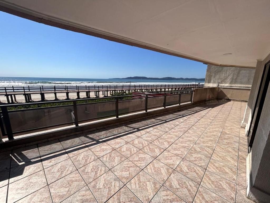 a balcony with a view of the beach at APARTAMENTO FRENTE MAR in Itapema