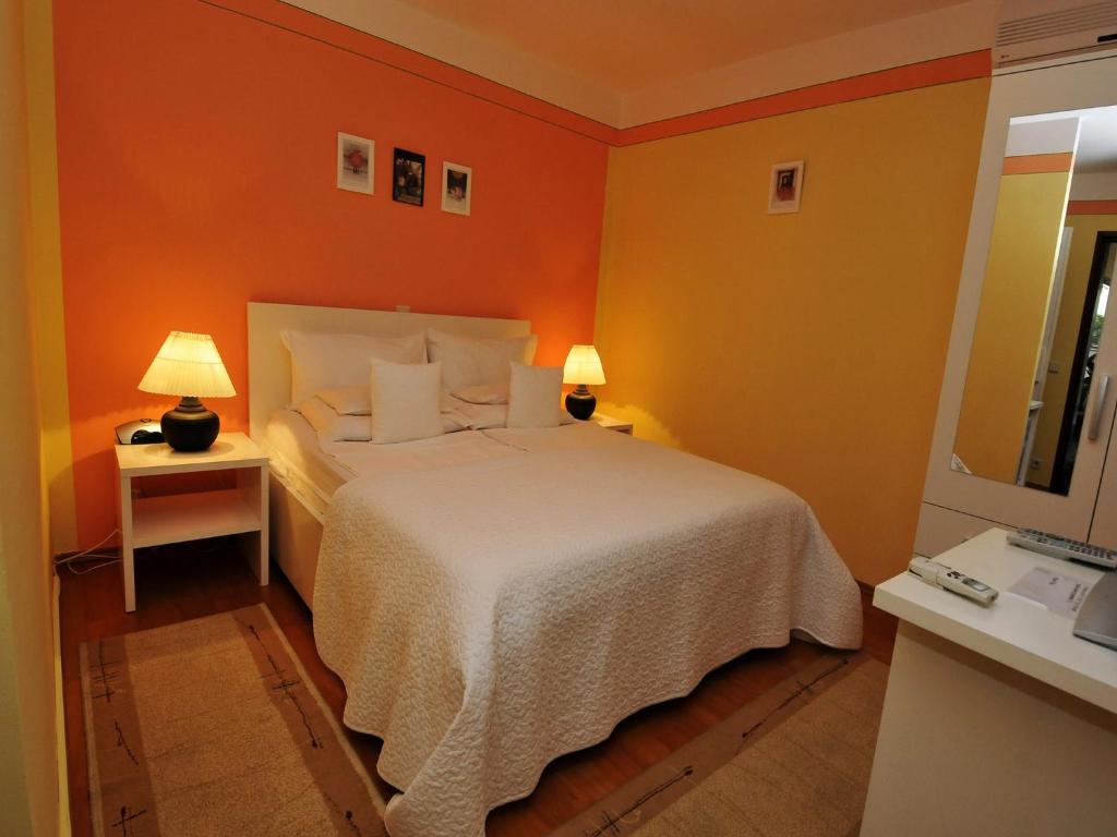 Postel nebo postele na pokoji v ubytování Hotel Haus Am Meer Cavtat