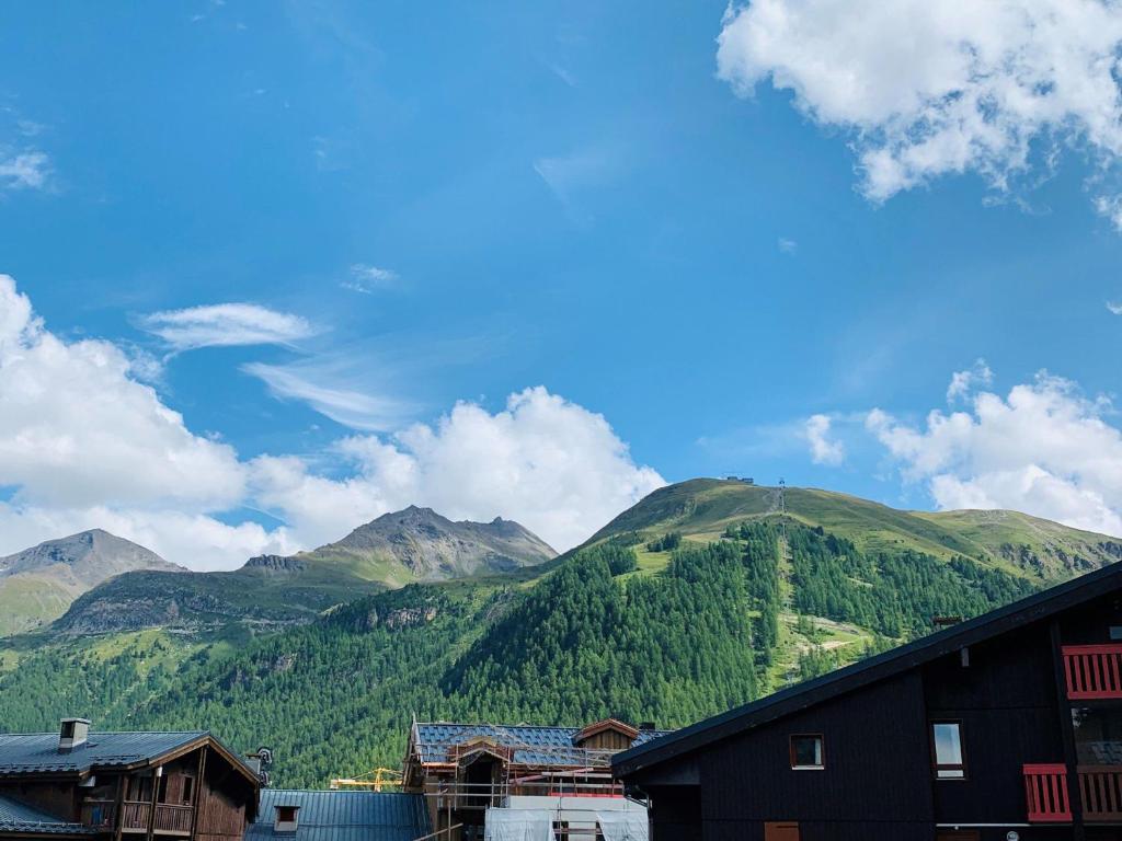 Fotografia z galérie ubytovania Appart 2 pièces 4 pers à 450m des pistes avec balcon, TV et animaux admis - FR-1-411-173 v destinácii Val dʼIsère