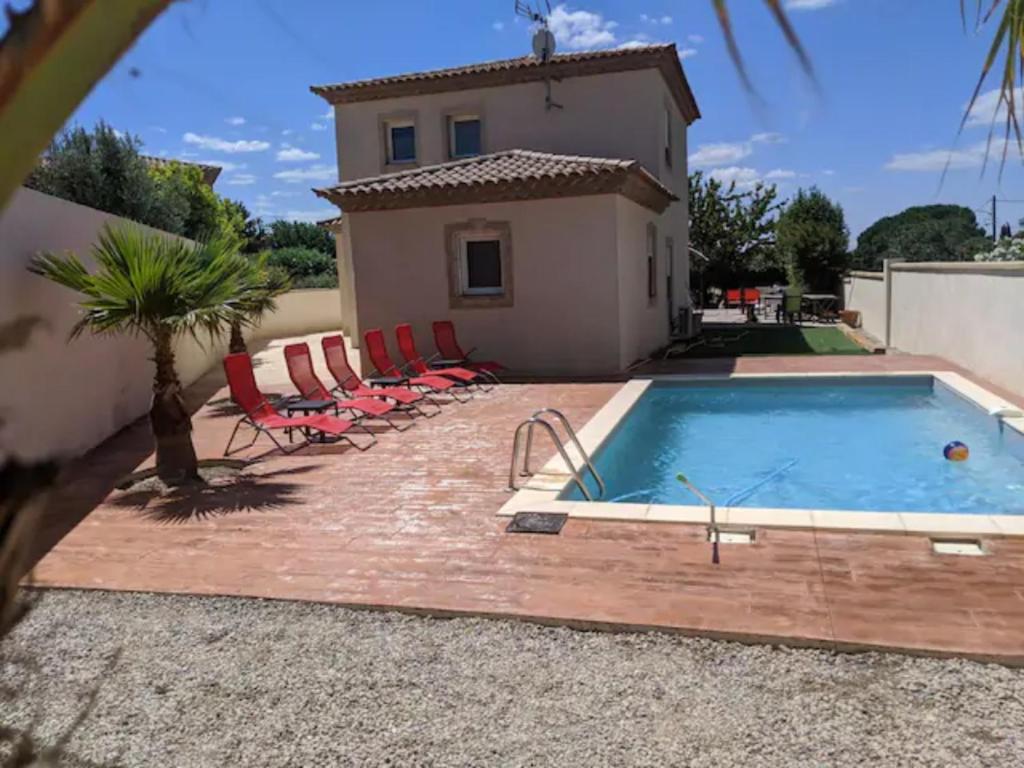 een huis met een zwembad voor een huis bij Charmante villa d.Architecte 200m2 à 20 min de la mer in Saint-Geniès-de-Fontedit