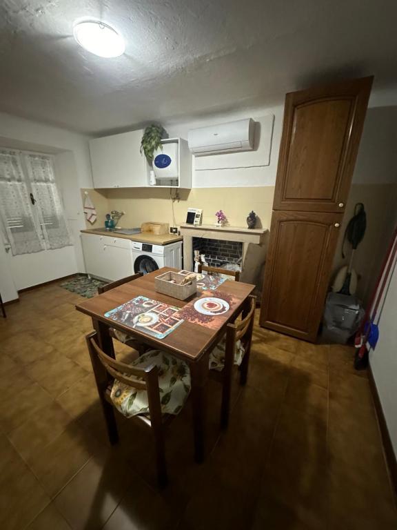 una cucina con tavolo, sedie e piano cottura di Casa vacanze Da Meryon ad Albiano