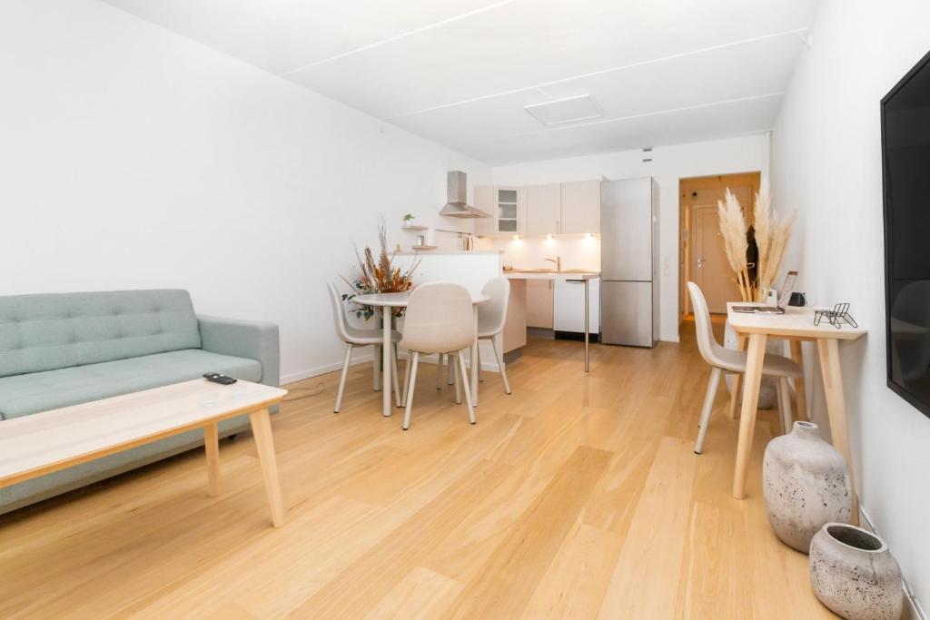 ein Wohnzimmer mit einem Sofa und einem Tisch in der Unterkunft 400 meter til Åen - Moderne og fuldt udstyret in Arhus