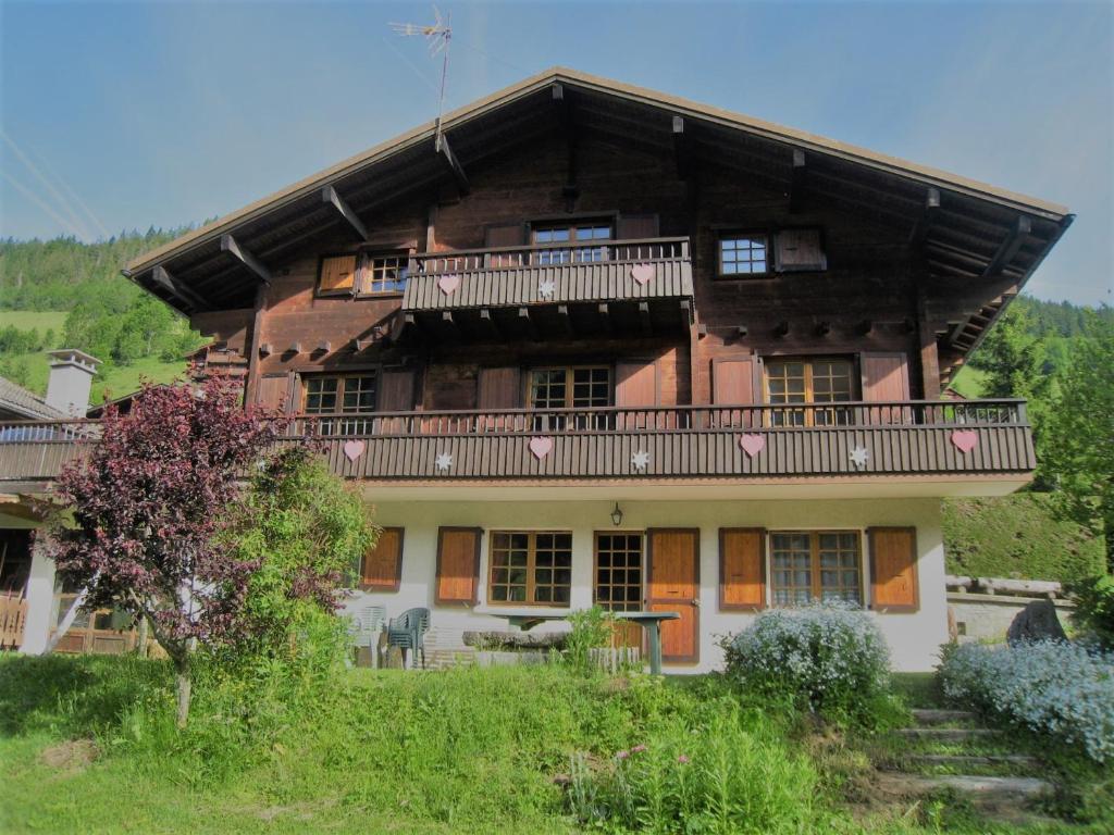 Cette grande maison dispose d'un balcon. dans l'établissement Appartement cosy au Grand-Bornand, proche centre, ski et navette - FR-1-467-40, au Grand-Bornand