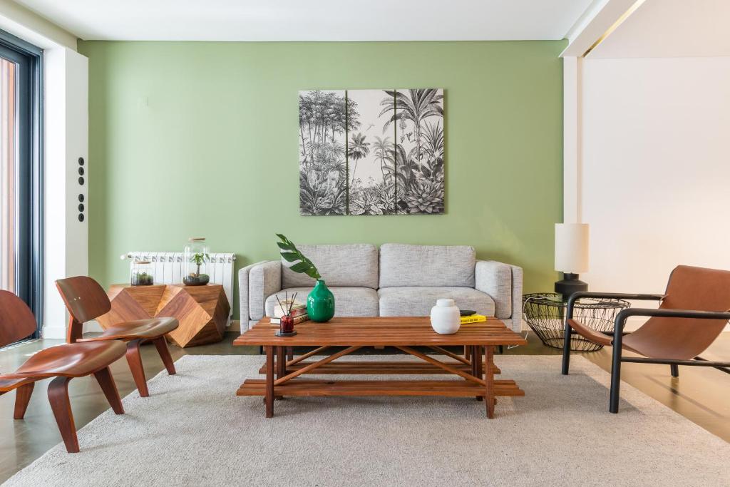 een woonkamer met een bank en een salontafel bij Ama Apartments in Lissabon