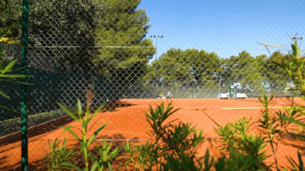 Tenis alebo squash v ubytovaní Easyatent Mobile home Bijela Uvala alebo jeho okolí