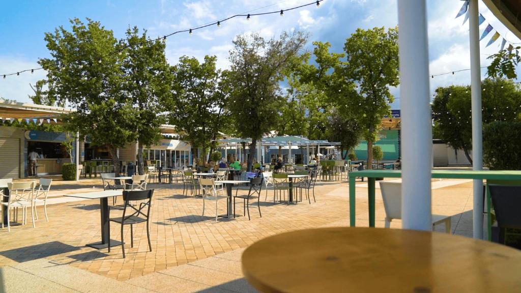 Reštaurácia alebo iné gastronomické zariadenie v ubytovaní Easyatent Mobile home Bijela Uvala