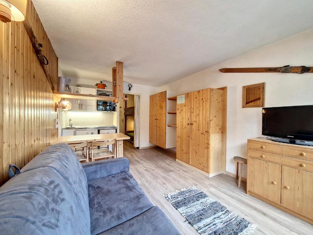 un salon avec un canapé et une télévision dans l'établissement Studio confortable • La Daille • Balcon sud • Ski aux pieds • WIFI - FR-1-518-96, à Val dʼIsère