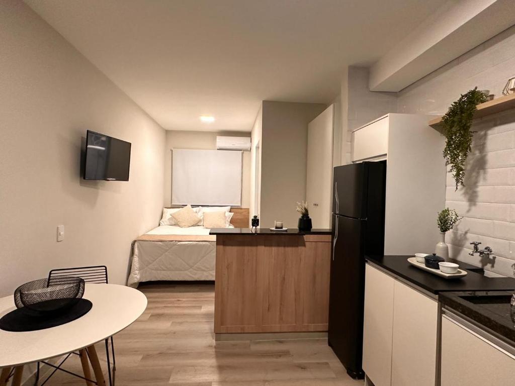 a small apartment with a kitchen and a bedroom at Apê Brooklin -Berrini in São Paulo