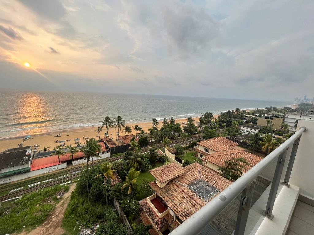 un apartamento en condominio con vistas a la playa desde el balcón en Blue Ocean en Dehiwala