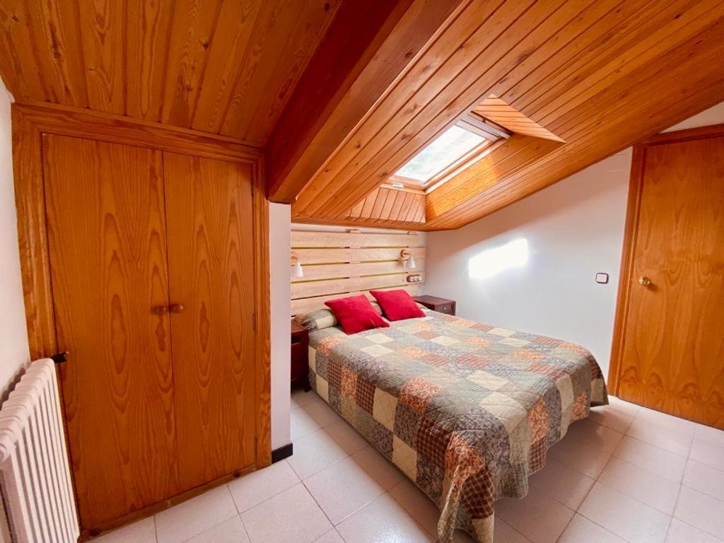Postel nebo postele na pokoji v ubytování El Petit Estudi - Els Apartaments del Bosc