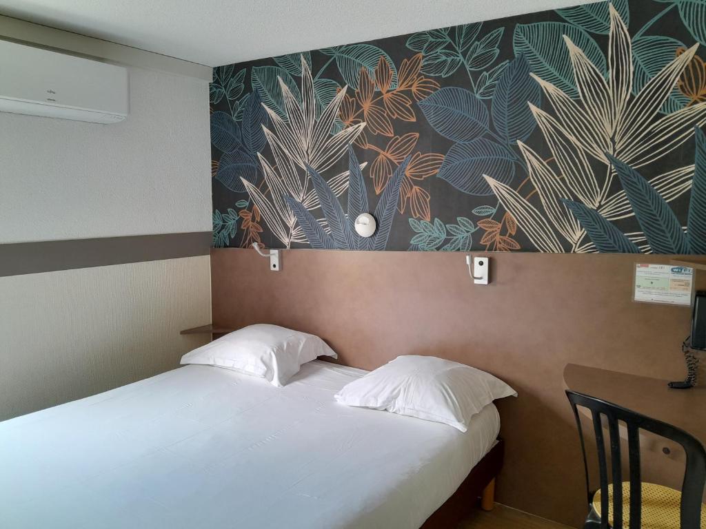 Un dormitorio con 2 camas y una pared con plantas. en Fasthotel Narbonne, en Narbona