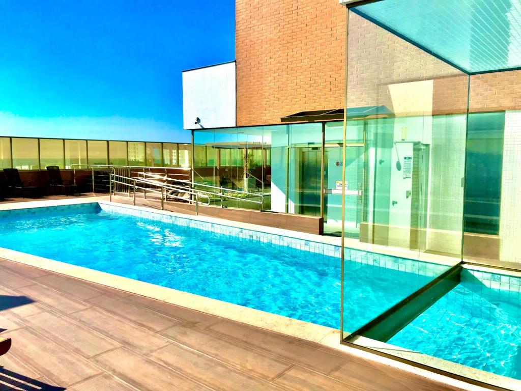 uma piscina em frente a um edifício em Edifício Maximus em Vila Velha