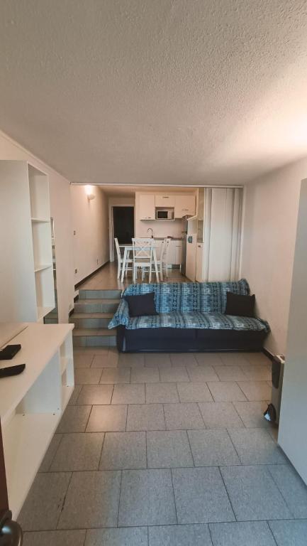 salon z kanapą i stołem w obiekcie Portofino Est Residence w Rapallo