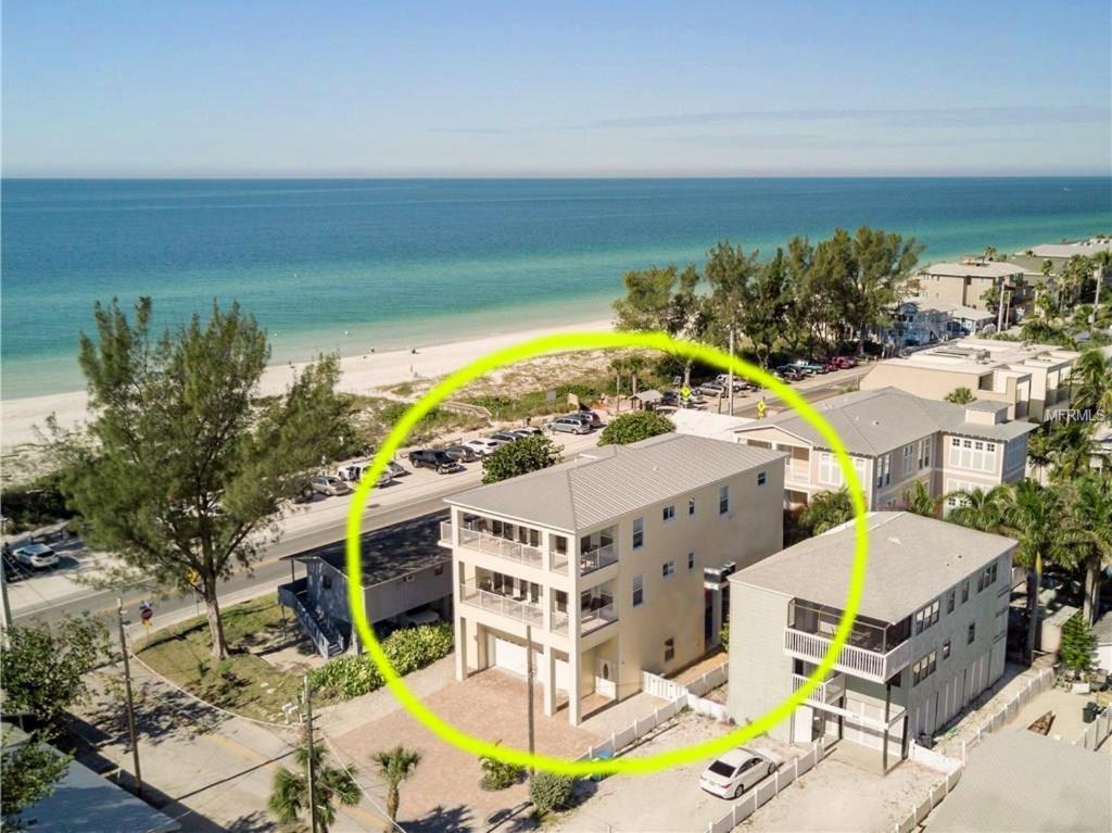 - une vue aérienne sur un bâtiment à côté de la plage dans l'établissement SANS SOUCI home, à Bradenton Beach