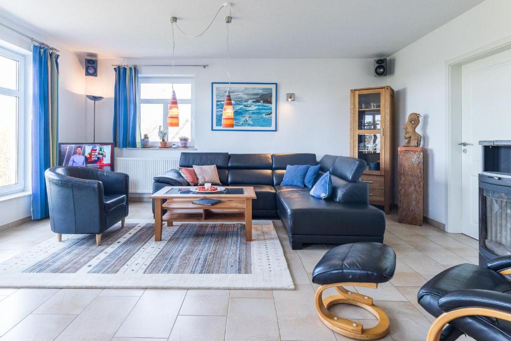 a living room with a couch and a table at Ferienhaus Am Felde in Groß Schwansee
