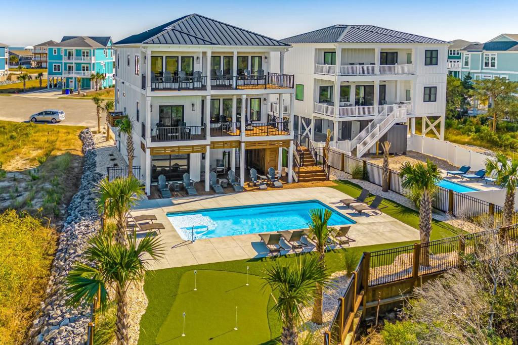 een luchtzicht op een huis met een zwembad bij Playin' Hooky Too in Ocean Isle Beach