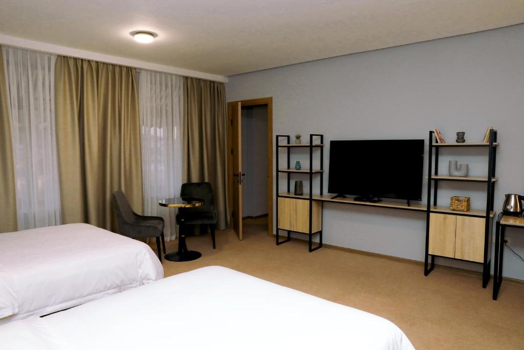 TV a/nebo společenská místnost v ubytování Felinger Collection Hotel & SPA