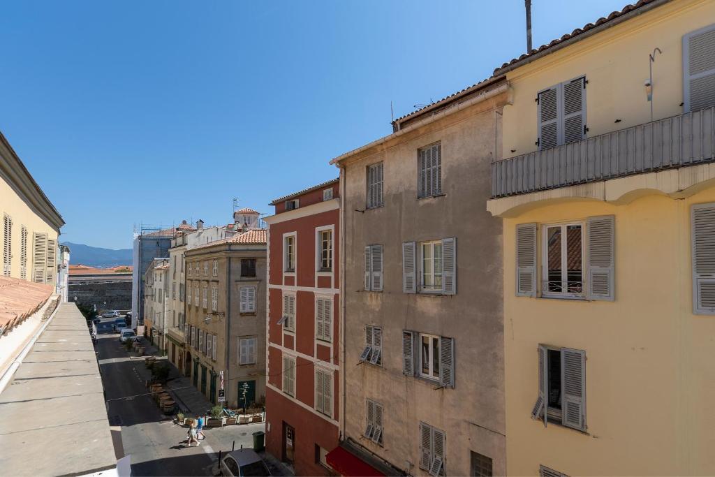 une vue d'une rue de la ville avec des bâtiments dans l'établissement Les Appartements du Roi de Rome - Hypercentre Ajaccio, à Ajaccio