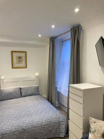 a bedroom with a bed and a window at The South Kensington Apartments in London