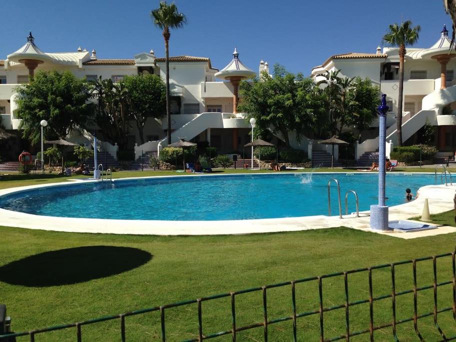a large swimming pool in front of a building at Appart T3 à louer en Andalousie in Chiclana de la Frontera
