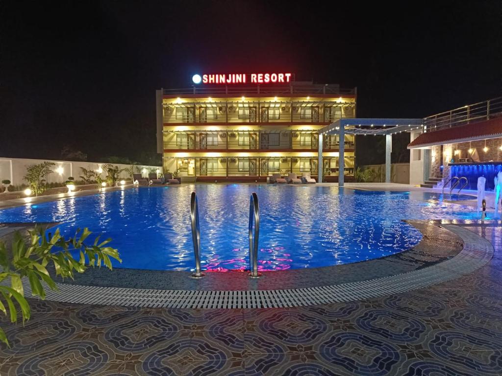 Bazén v ubytování Shinjini Resort nebo v jeho okolí