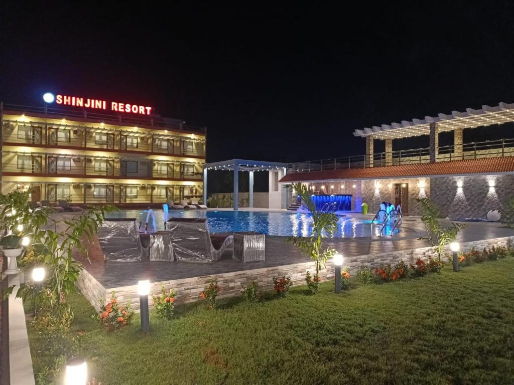 Bazén v ubytování Shinjini Resort nebo v jeho okolí