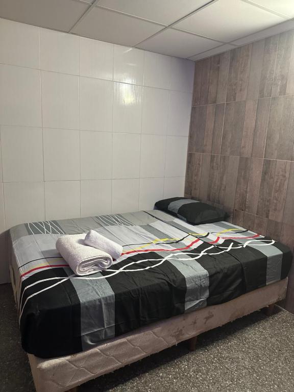 ein Bett in einem Zimmer mit zwei Handtüchern darauf in der Unterkunft Dpto 1 Corrientes in Corrientes