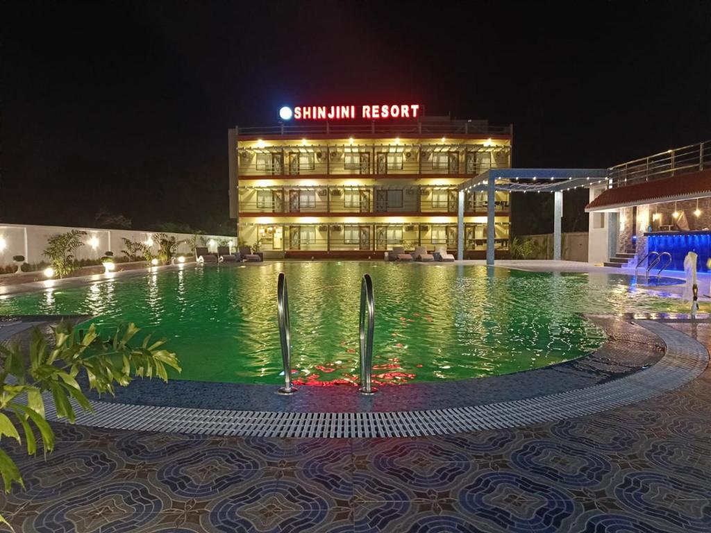 Bazén v ubytování Shinjini Resort nebo v jeho okolí