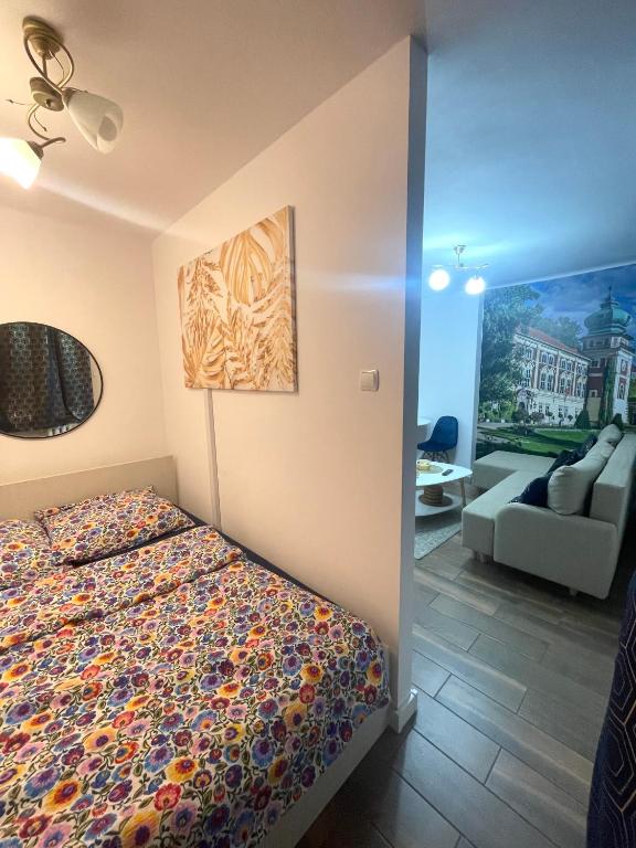 sypialnia z łóżkiem i salonem w obiekcie Apartament Centrum w Łańcucie