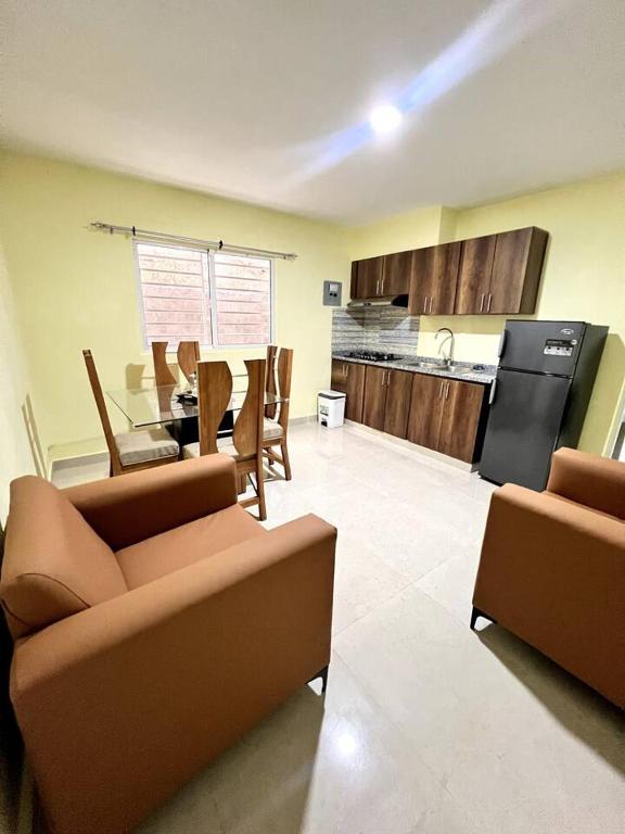 sala de estar con 2 sofás y cocina en Hotel La Playa en Santa Cruz de Barahona