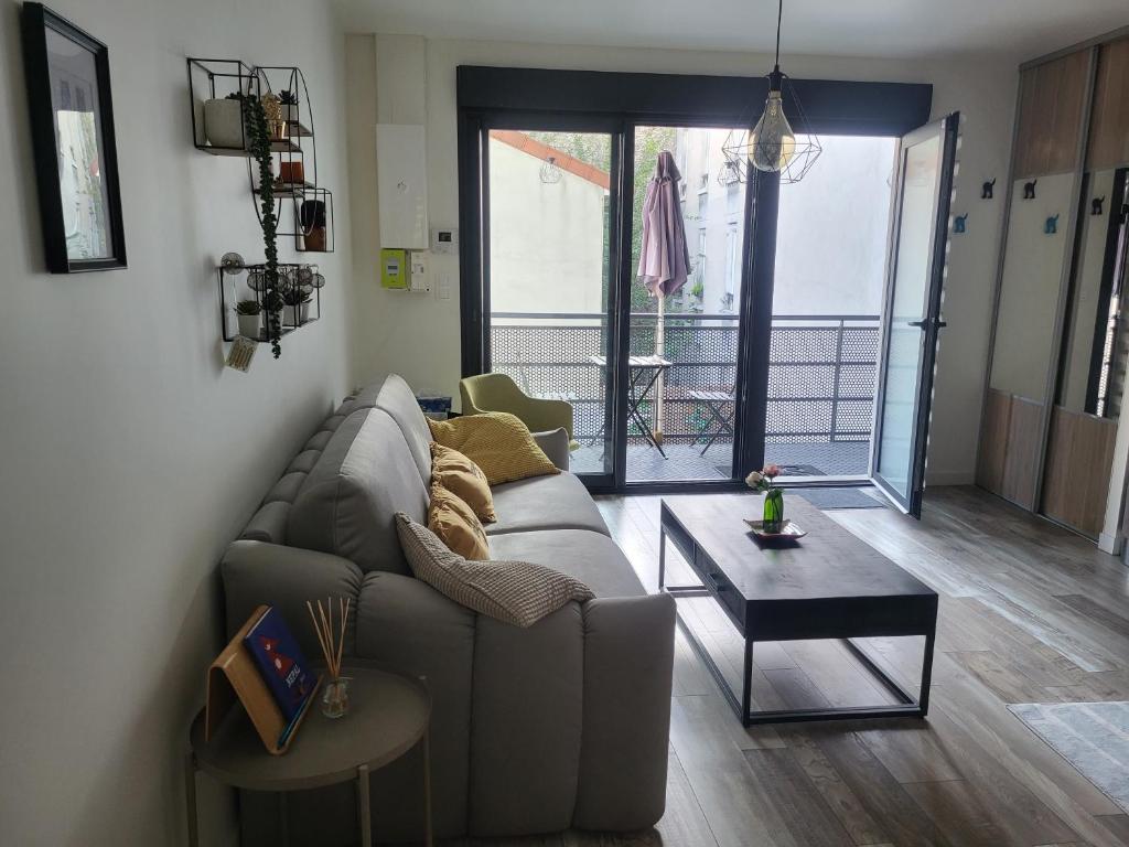 un salon avec un canapé et une table dans l'établissement F2 Hypercentre Terrasse Talleyrand, à Reims