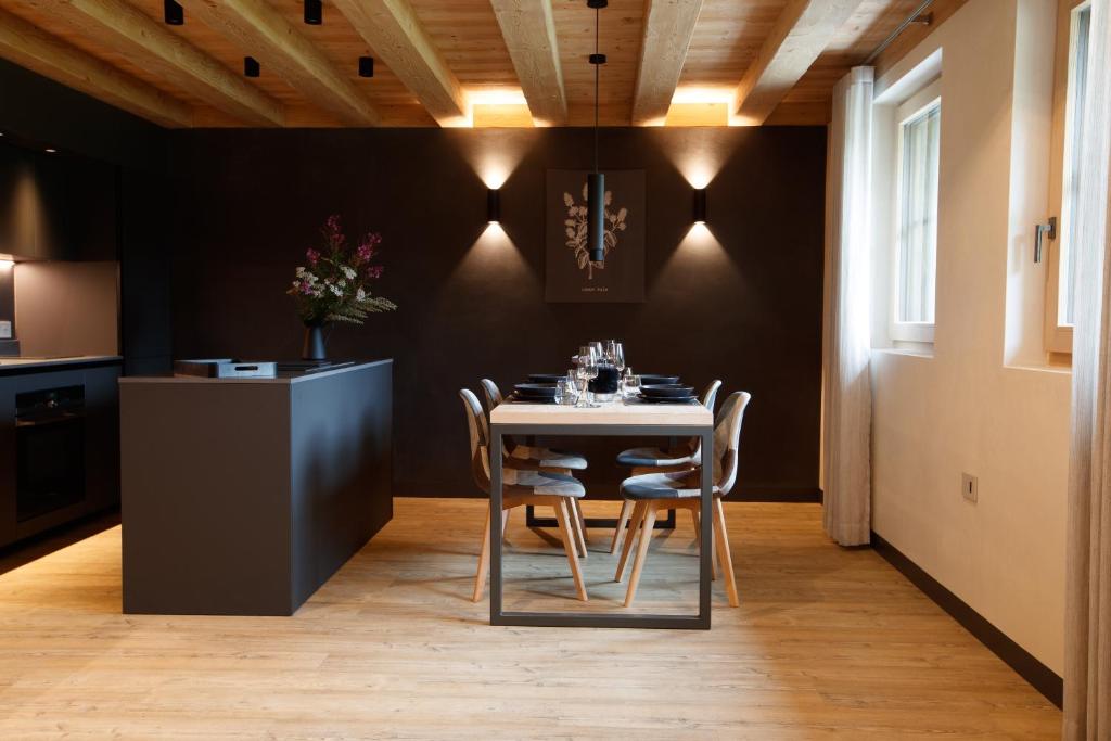 uma sala de jantar com mesa e cadeiras em Sun Villa Genf with Spa em Livigno