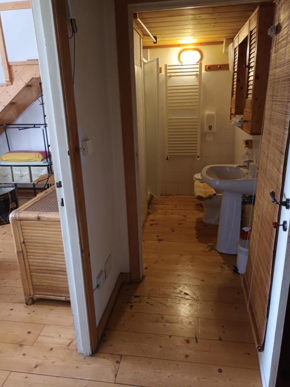 ein Bad mit einem Waschbecken und einem WC in der Unterkunft B&B Le Finestre Su Via Cavour in Sassari