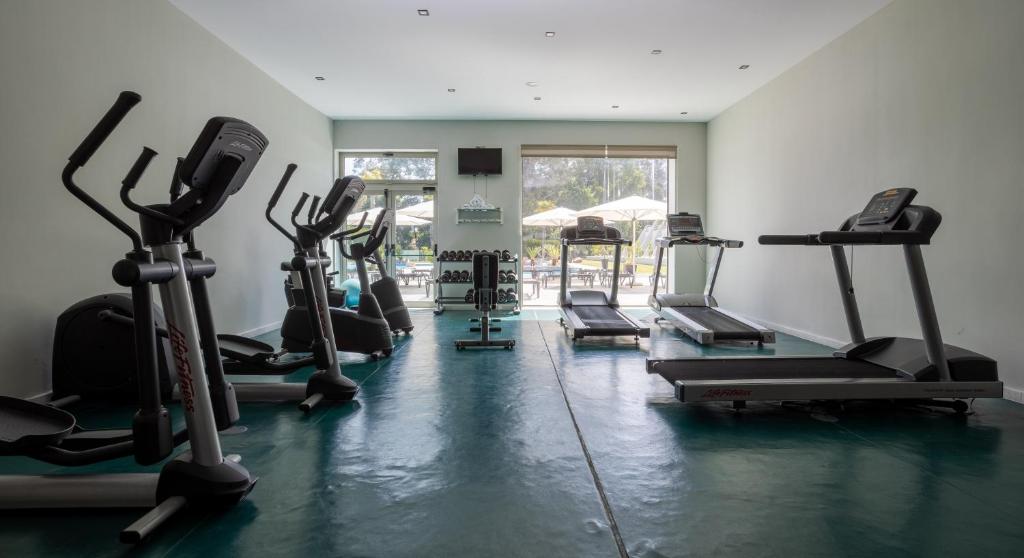 O centro de fitness e/ou as comodidades de fitness de Hotel Porta do Sol Conference & SPA